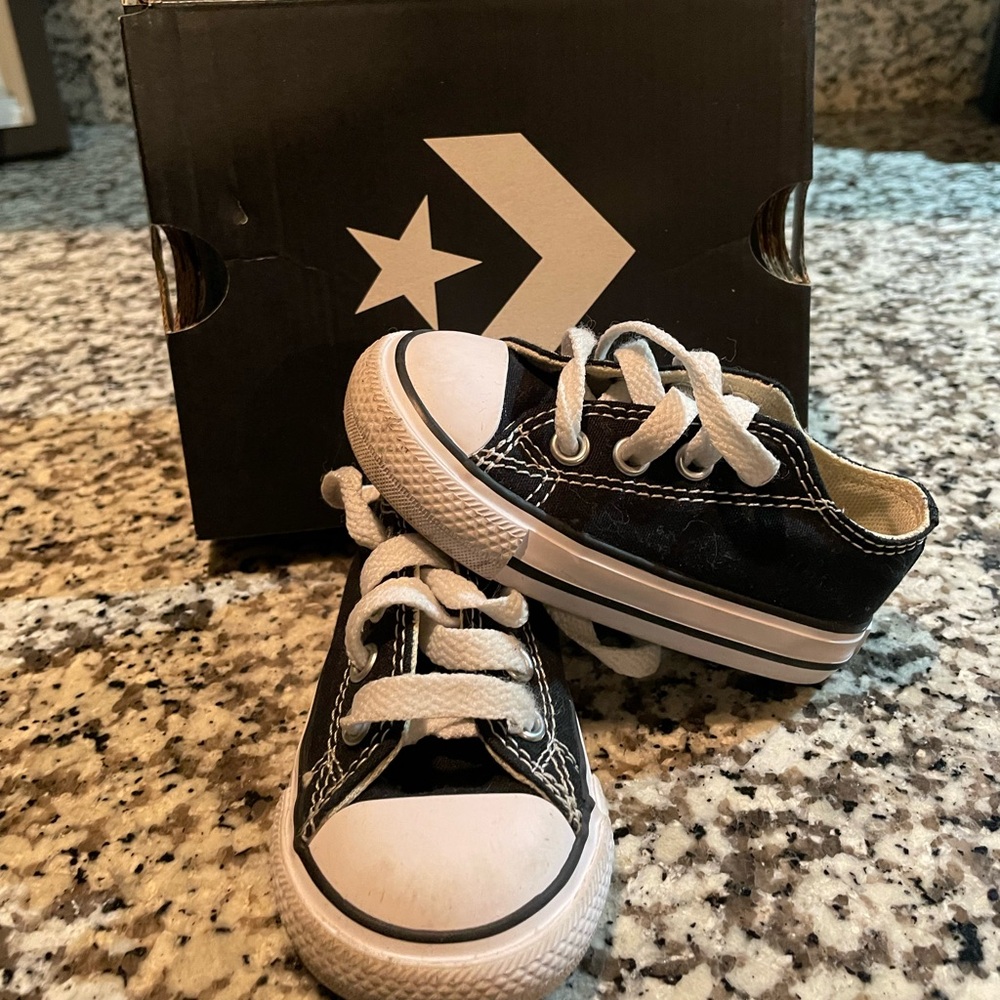 Converse Lowtop Kids Sneakers Size 4